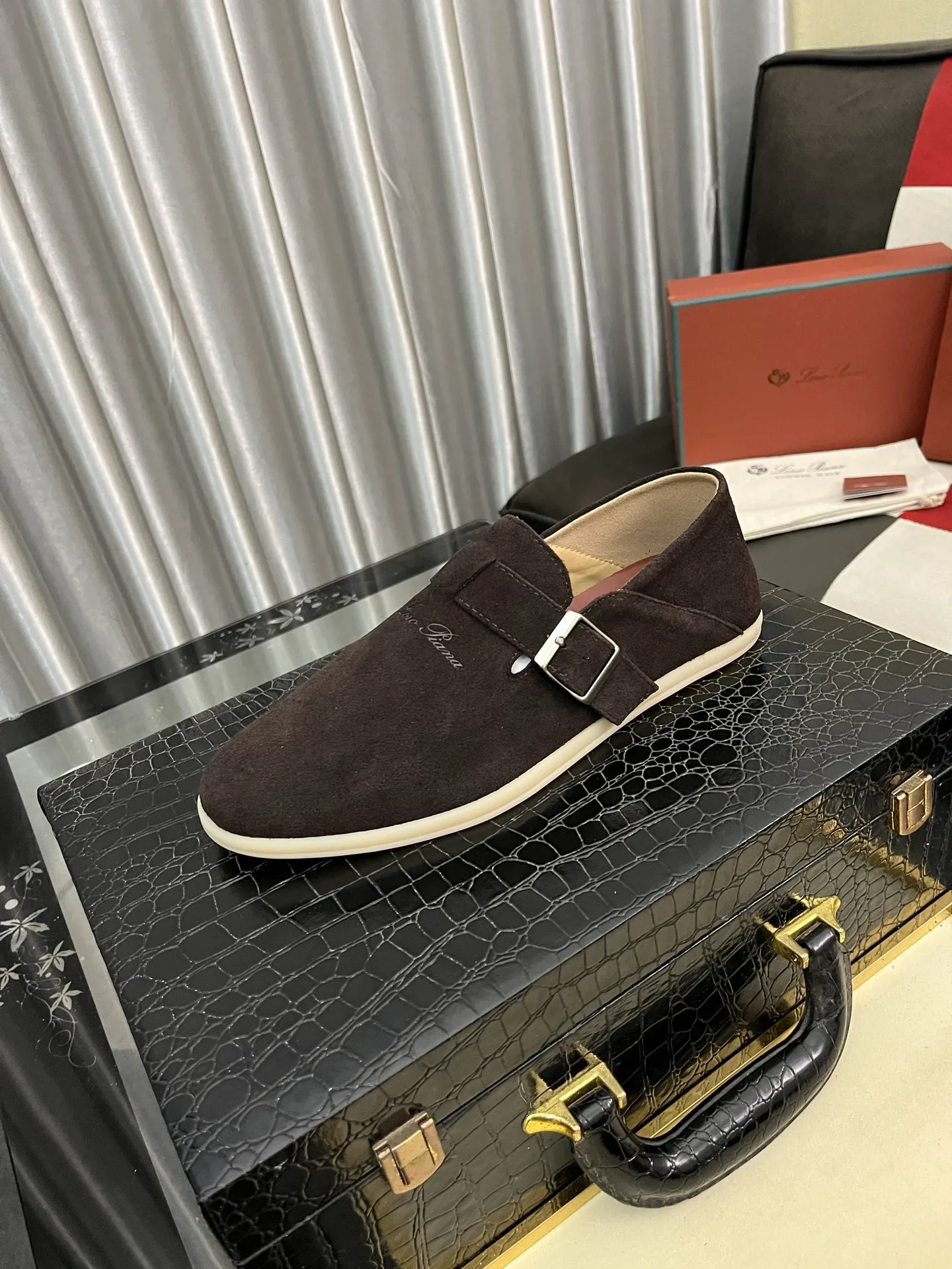 Men's men's shoes 💰458⌚️⌚️ Loro Piana's classic hot model lp top version of Pili casual shoes. It turns out that these are the casual shoes that are said to be able to walk 20,000 steps without getting tired. This pair has both good looks and feel. You will be completely lost as soon as you put it on. The minimalist design is eye-catching and durable, and it is a bonus for dressing. The soft feeling on the feet has outstanding texture, and it is very nice without abrasion on the feet. The soft and waxy soles make it easy to wear for daily use for a long time. Who can resist a pair of versatile and good-looking loafers? Don't be too elegant at all, the feel and texture of the feet are good, the key is to make the legs look longer and not tire the feet, the main thing is that it is just right!        Material: Original cowhide Lining: Original sheepskin Outsole: Original sole Size: 38-44